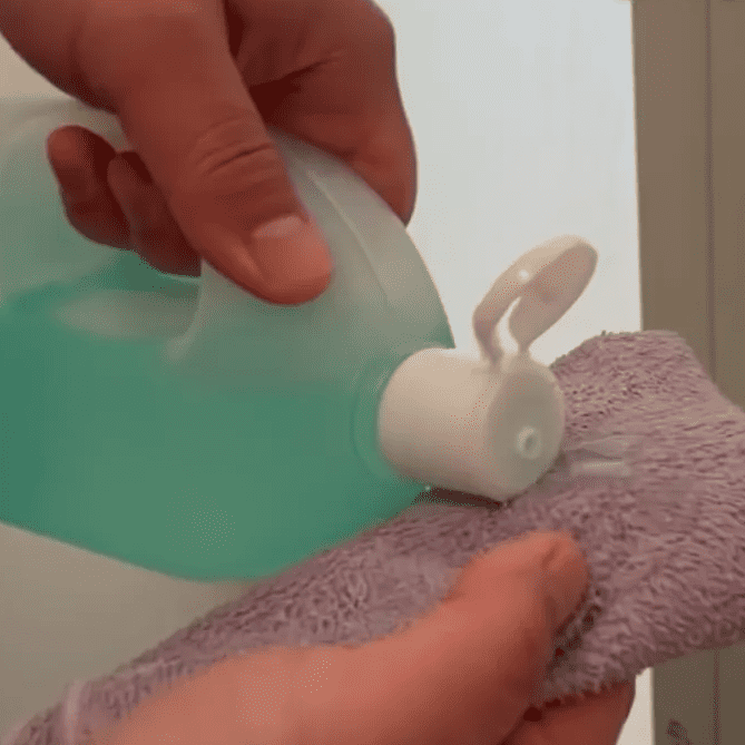 浴室扉の落ちにくいモヤモヤが秒できれい!プロがおすすめする洗剤とは | 4yuuu
