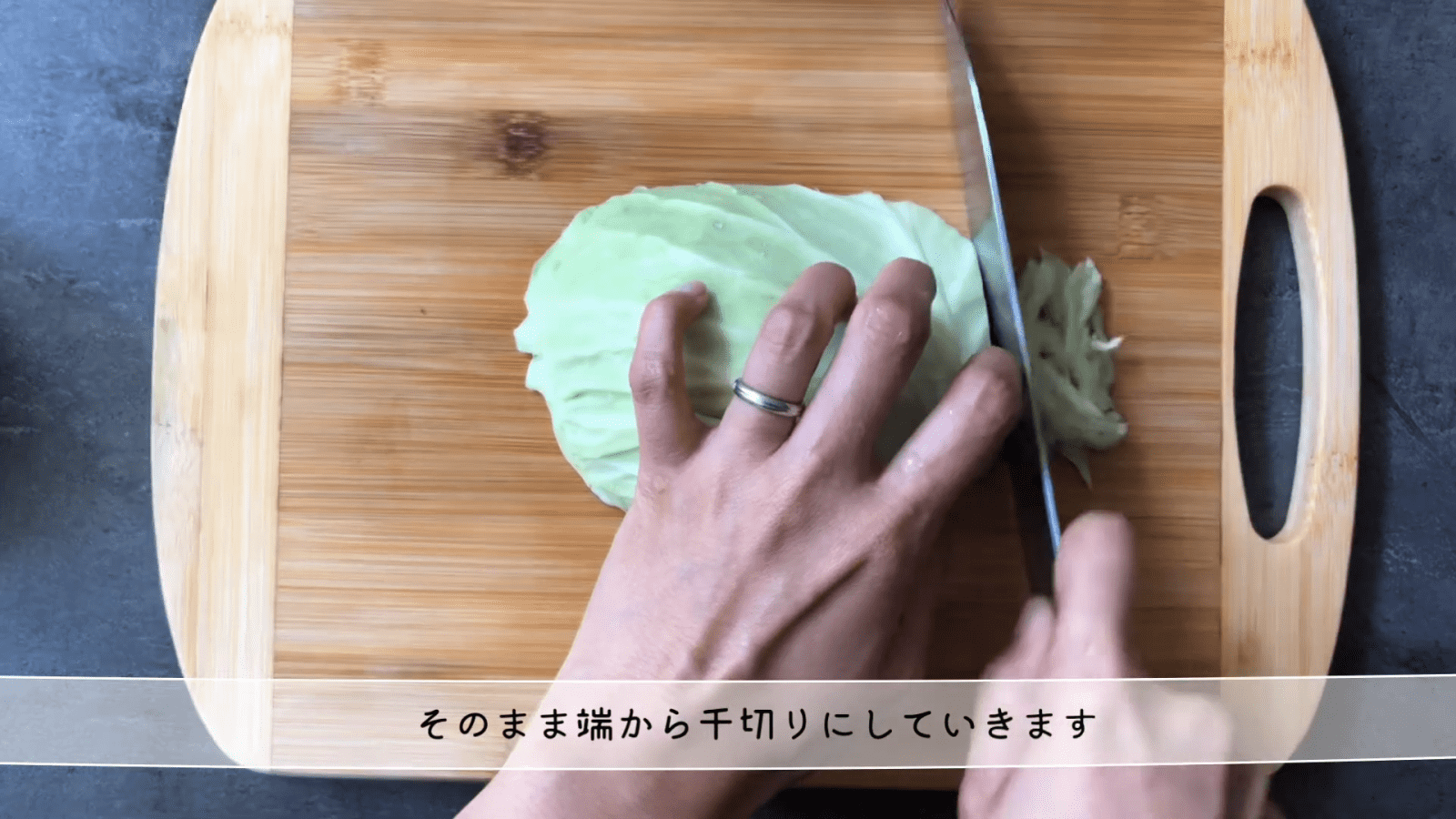 とにかく手早く済ませたい……!キャベツの千切りを時短で作る裏技 | 4yuuu