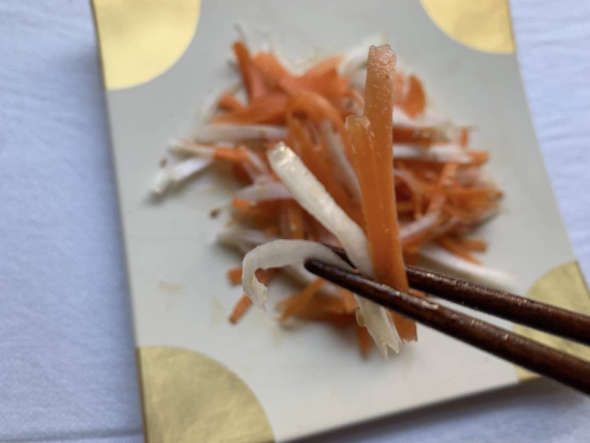 【裏ワザ】スライサーなしでも楽々♪パパッと簡単に千切り野菜を作る方法 | 4yuuu