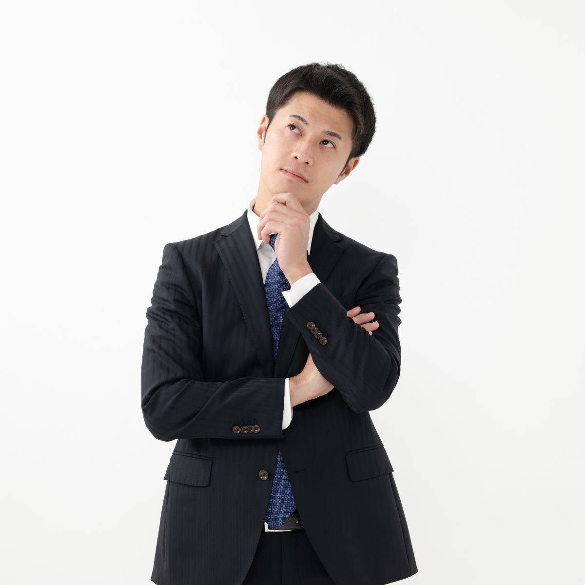 あごに手をあてて考えている男性
