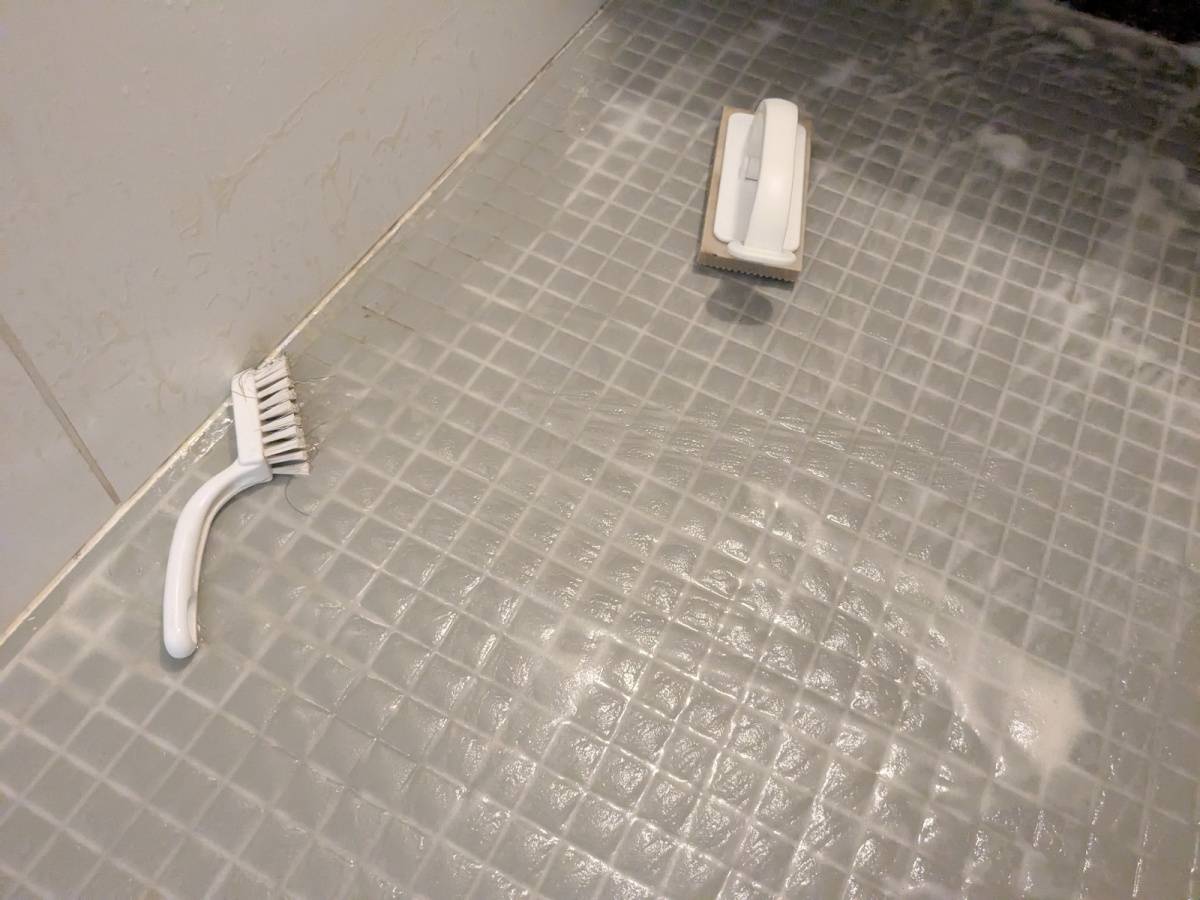 お風呂の床汚れを簡単に落とすお掃除術【使う洗剤はコレだけ】