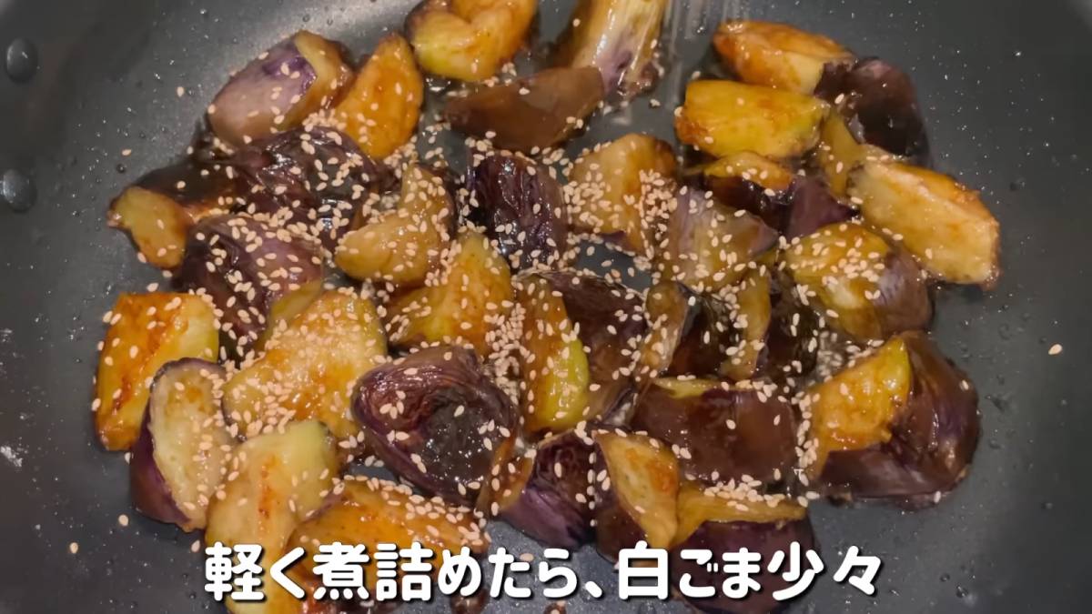 なすをフライパンで炒める