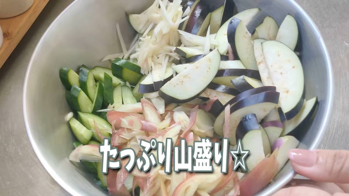 なすときゅうりをカットする