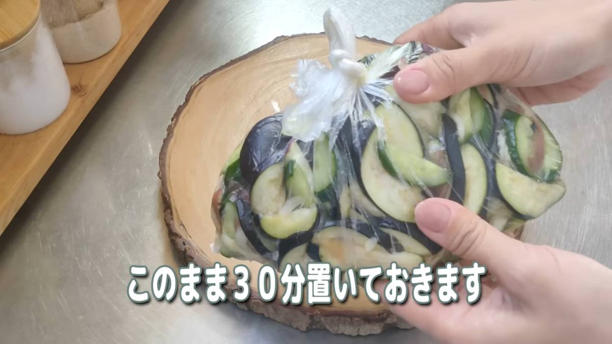 野菜に塩を馴染ませる