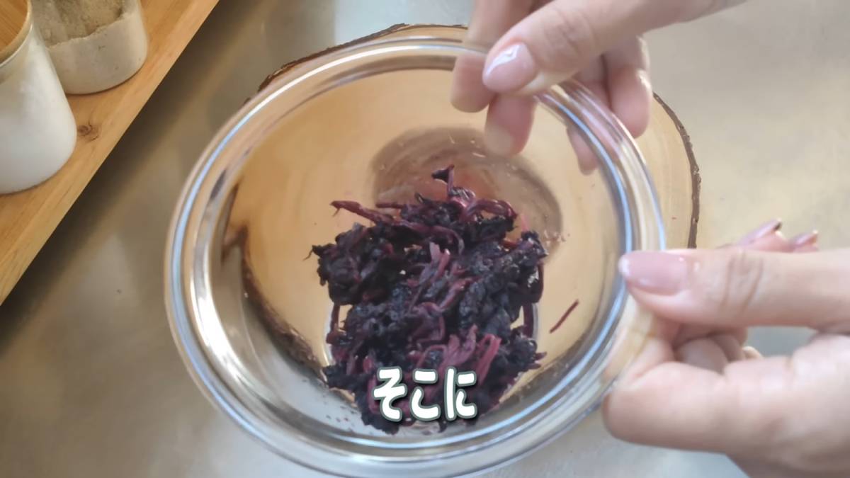 揉みしそをカットする