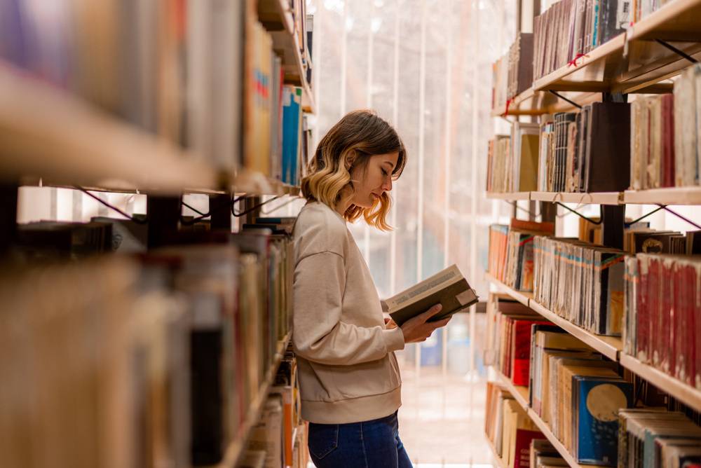 本を立ち読みする女性