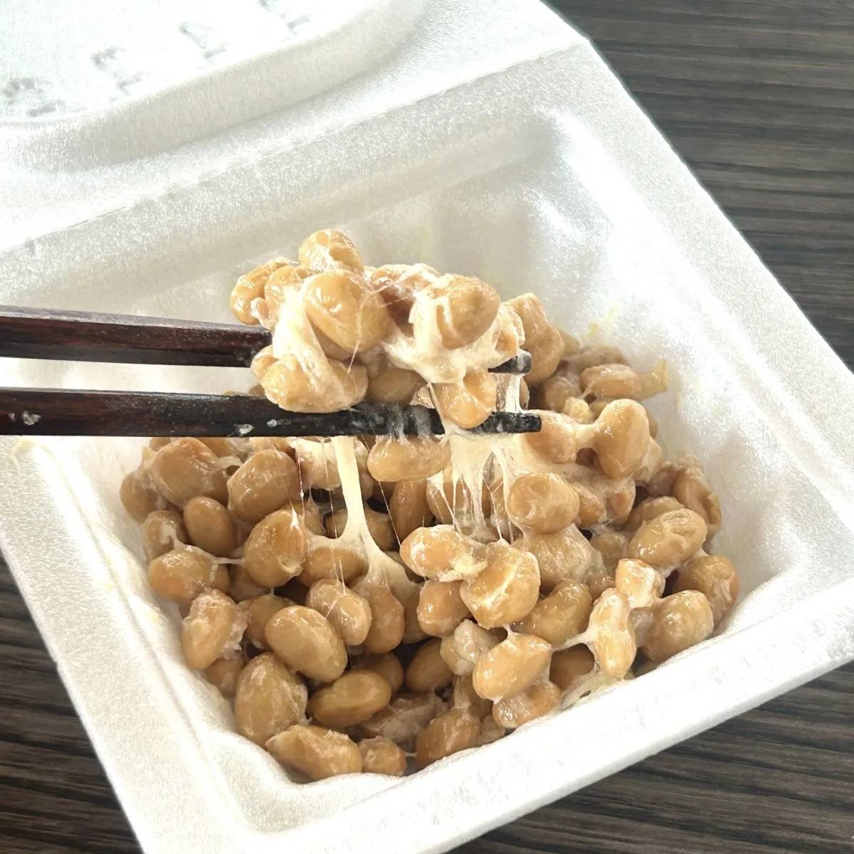 パック入り納豆をかき混ぜる