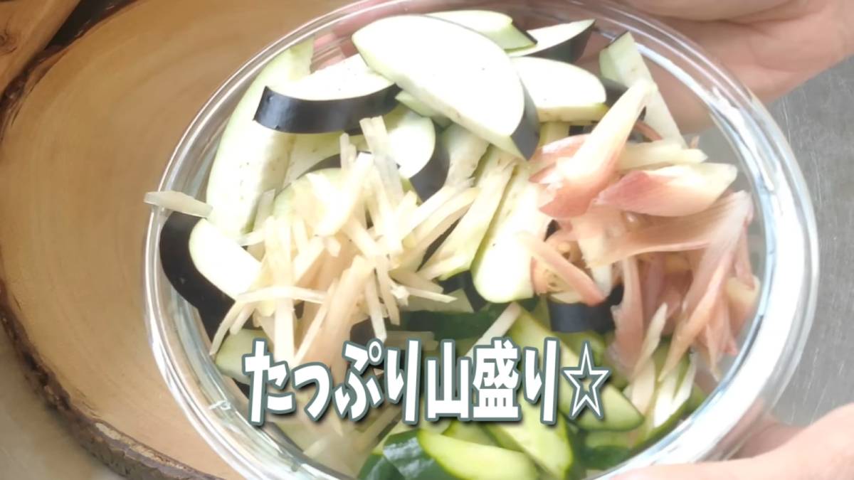 野菜をカットする