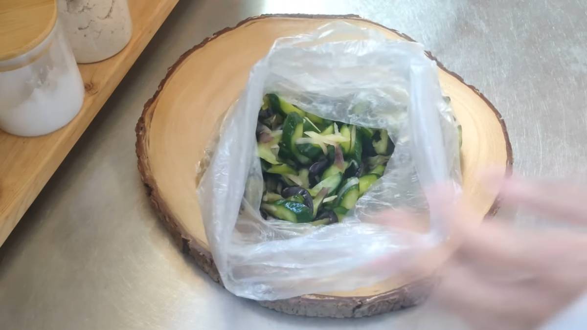 野菜に塩を馴染ませたら水切りをする