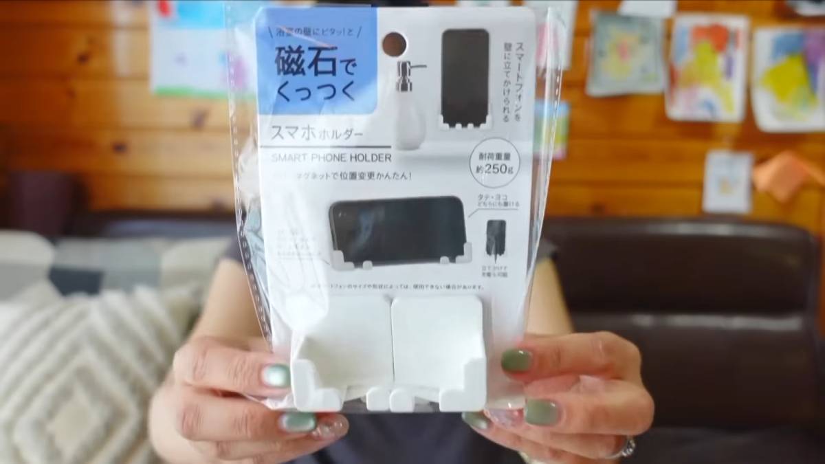 磁石でくっつくスマホルダー