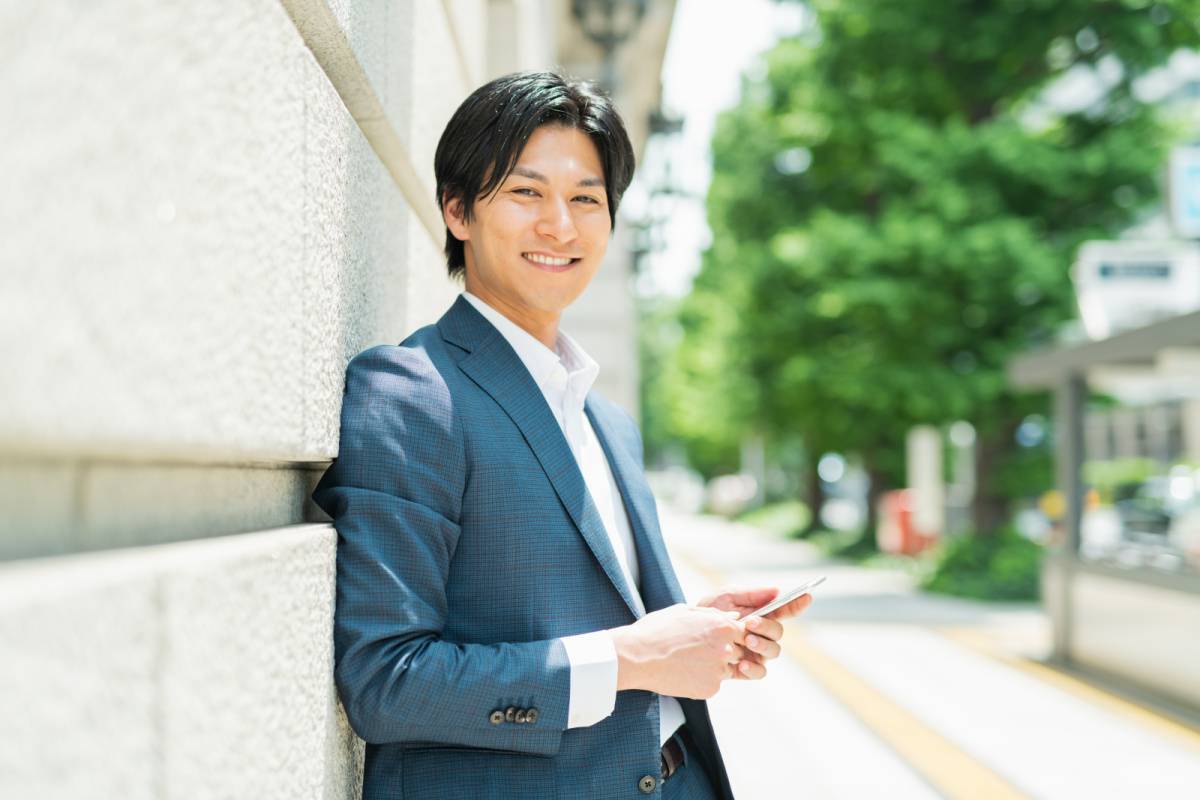 笑いかける人