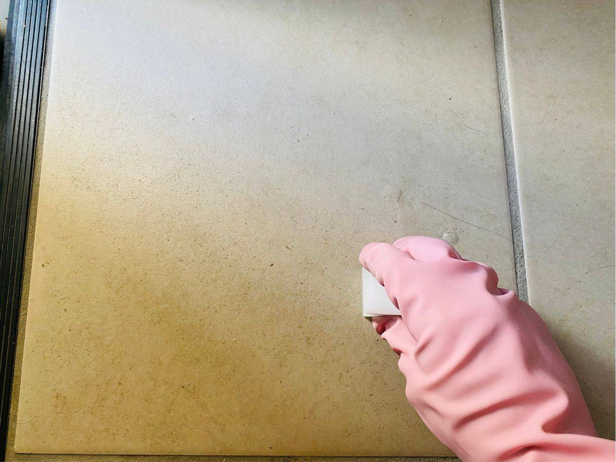 玄関タイルの黒ずみを簡単に落とすお掃除方法