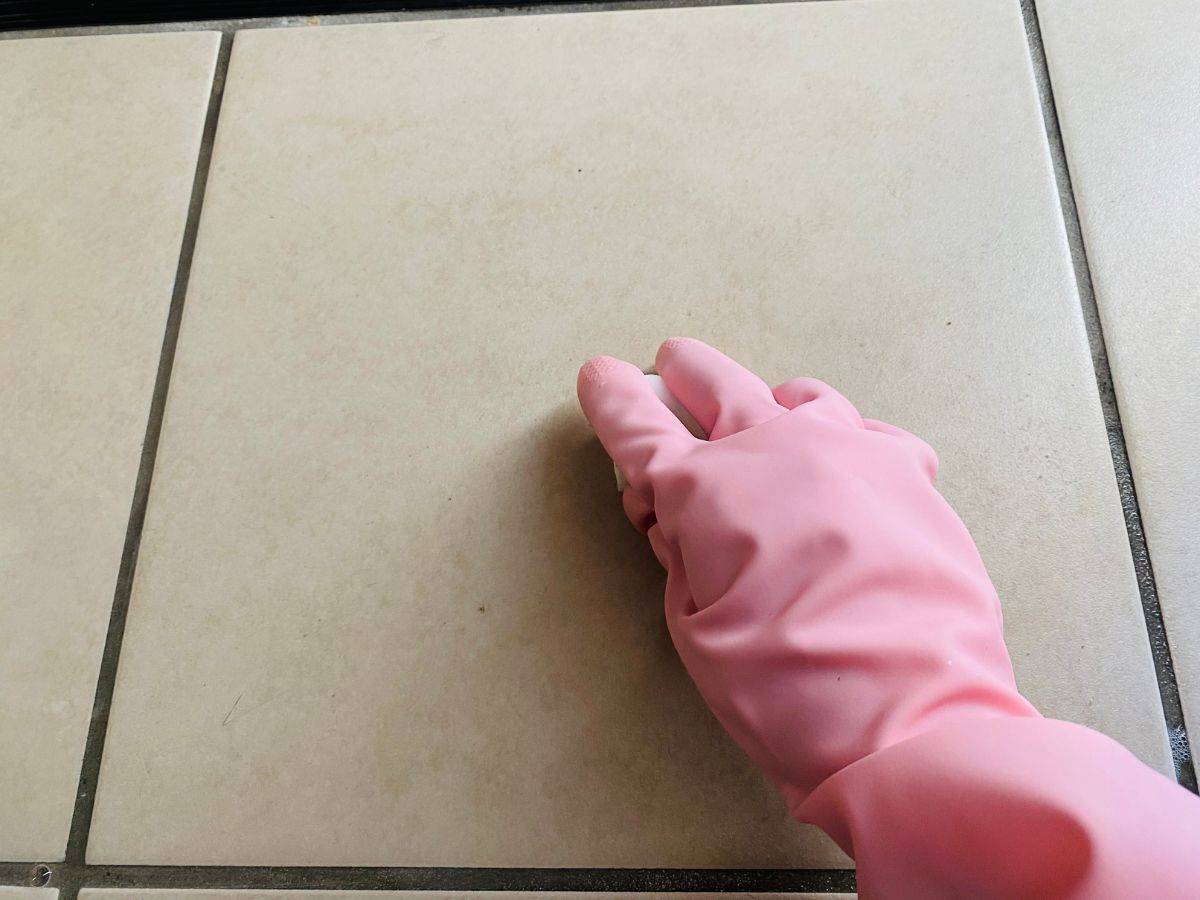 玄関タイルの黒ずみを簡単に落とすお掃除方法