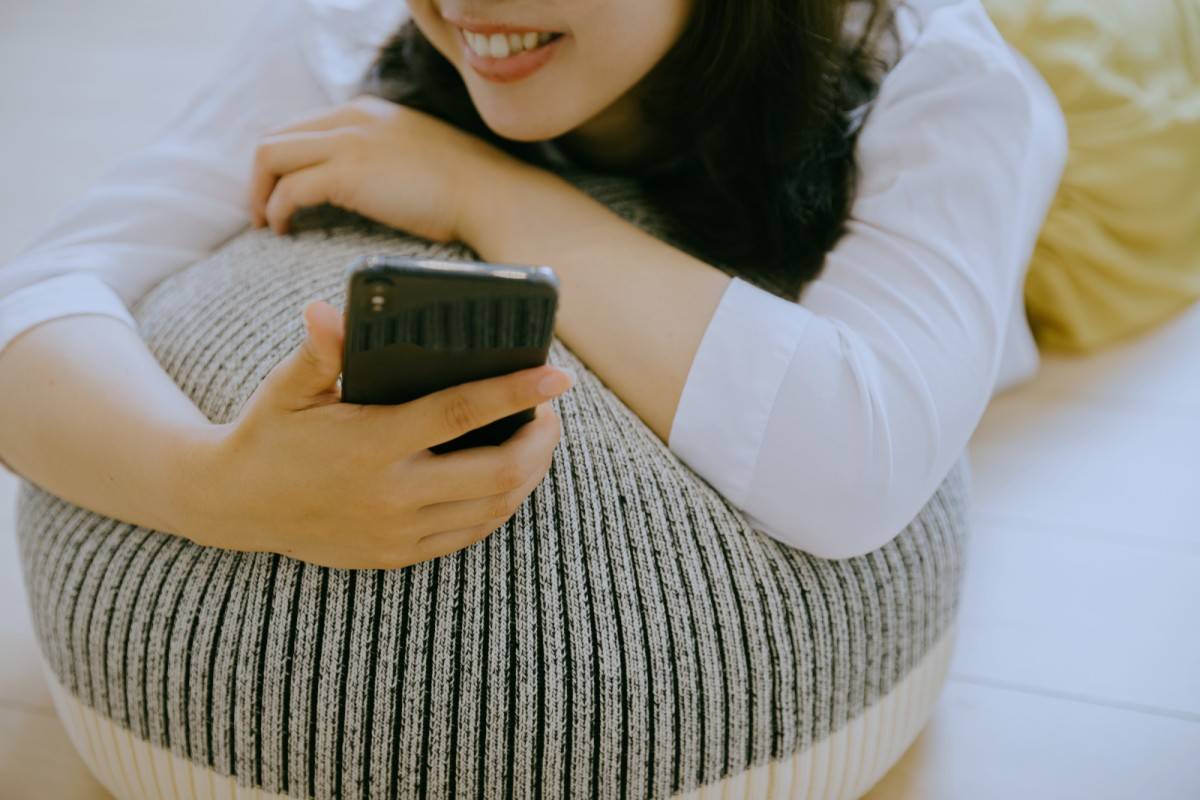 スマホを操作する人