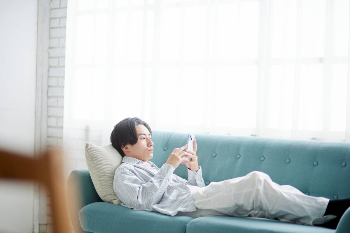 ソファでくつろぐ人