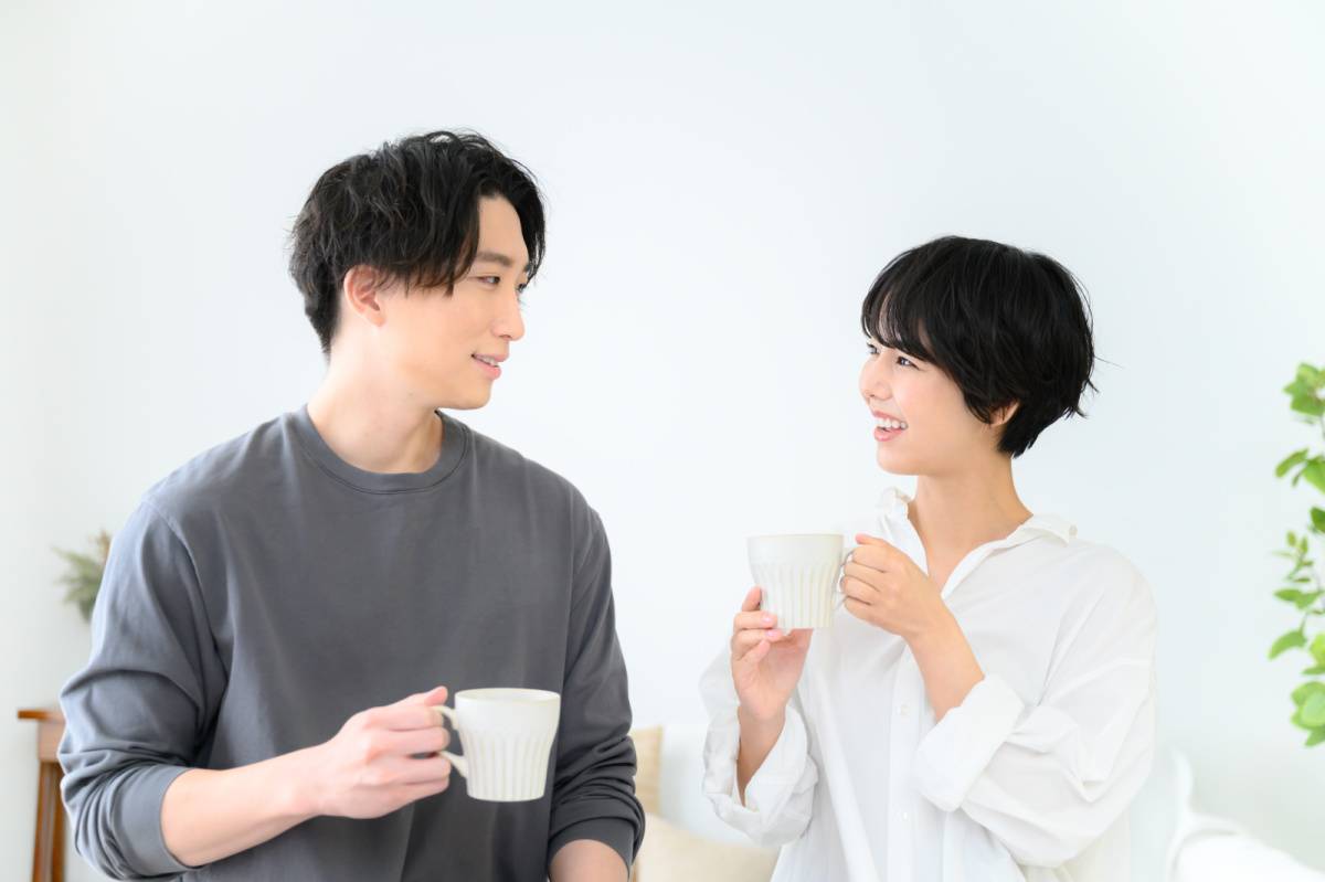 見つめあう人