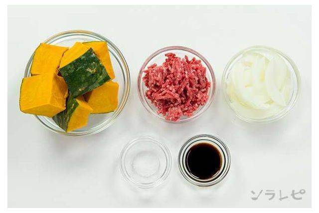 フライパン一つで  かぼちゃの挽肉炒め 材料