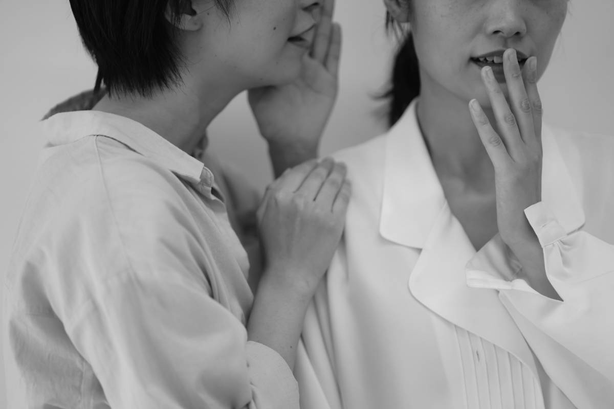 噂話をする人
