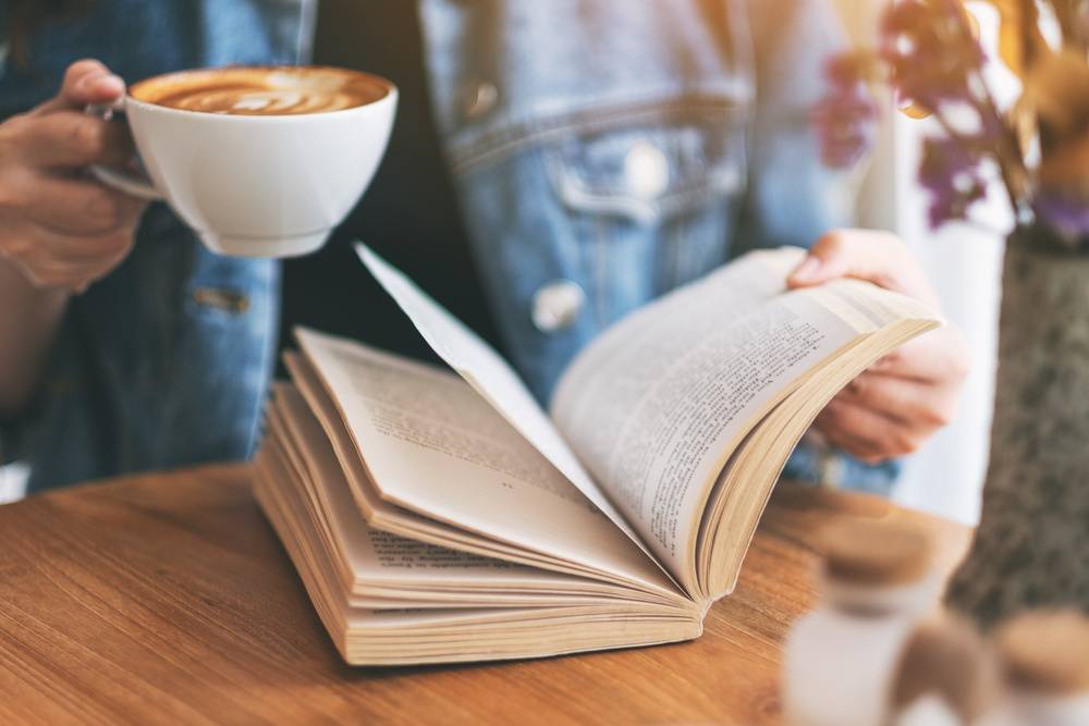 読書する人の手元