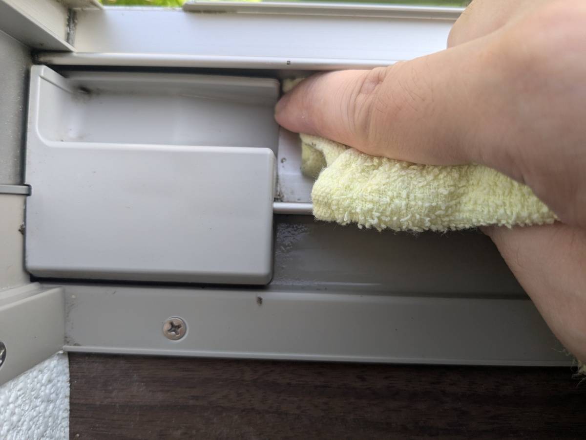 【洗剤なし】窓サッシのレールをピカピカにするお掃除術