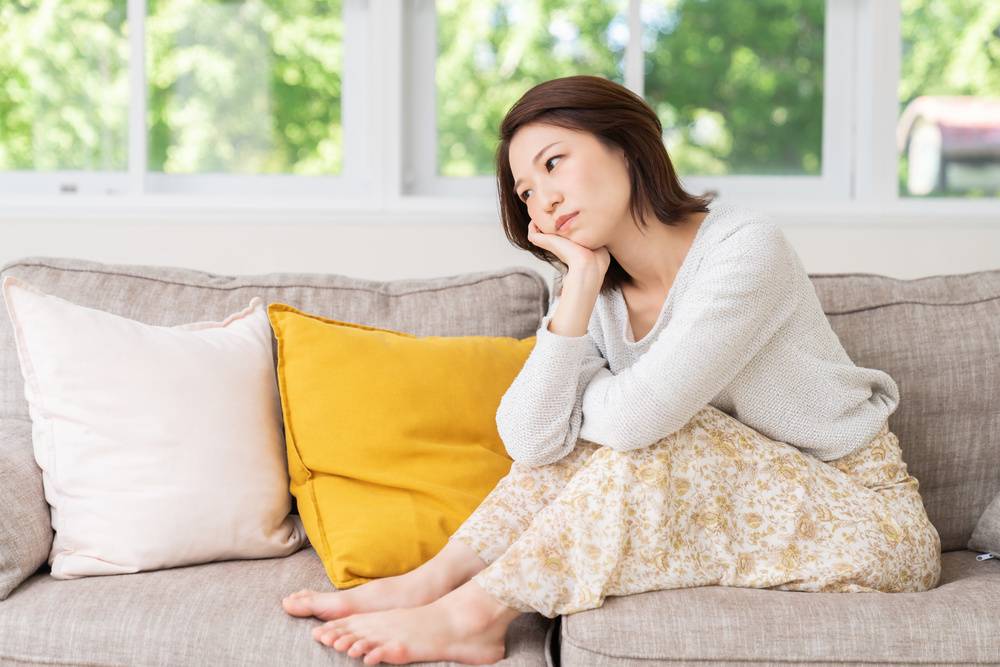 悩む女性