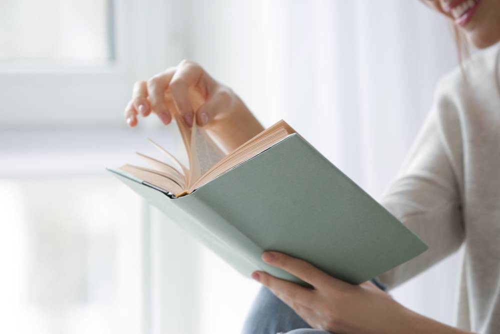 読書する人の手元