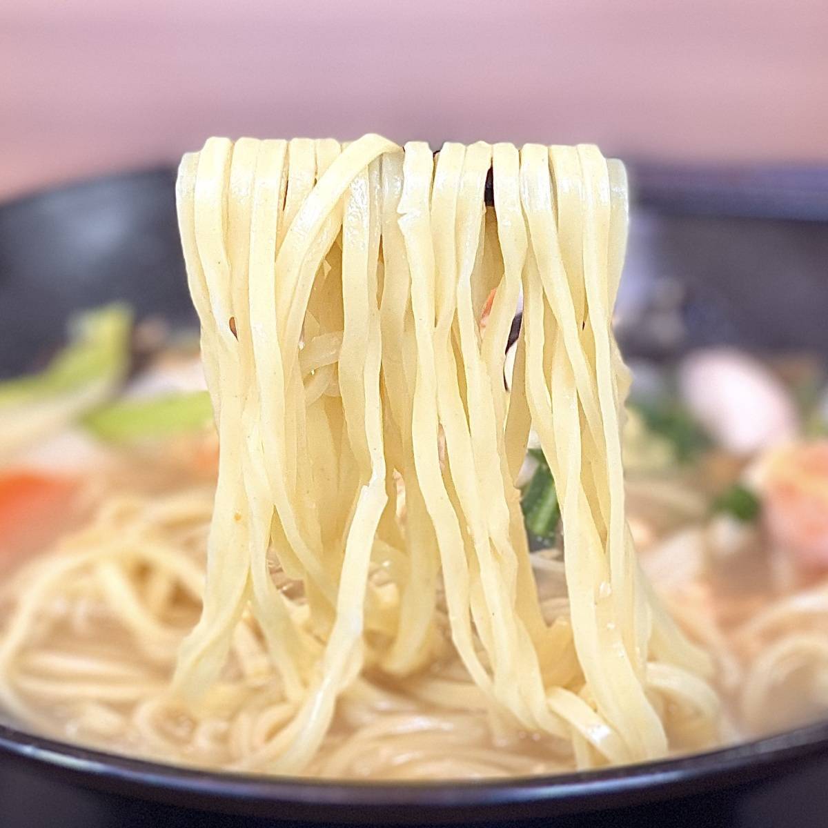 餃子の王将の「五目そば」の麺をお箸で掴む様子