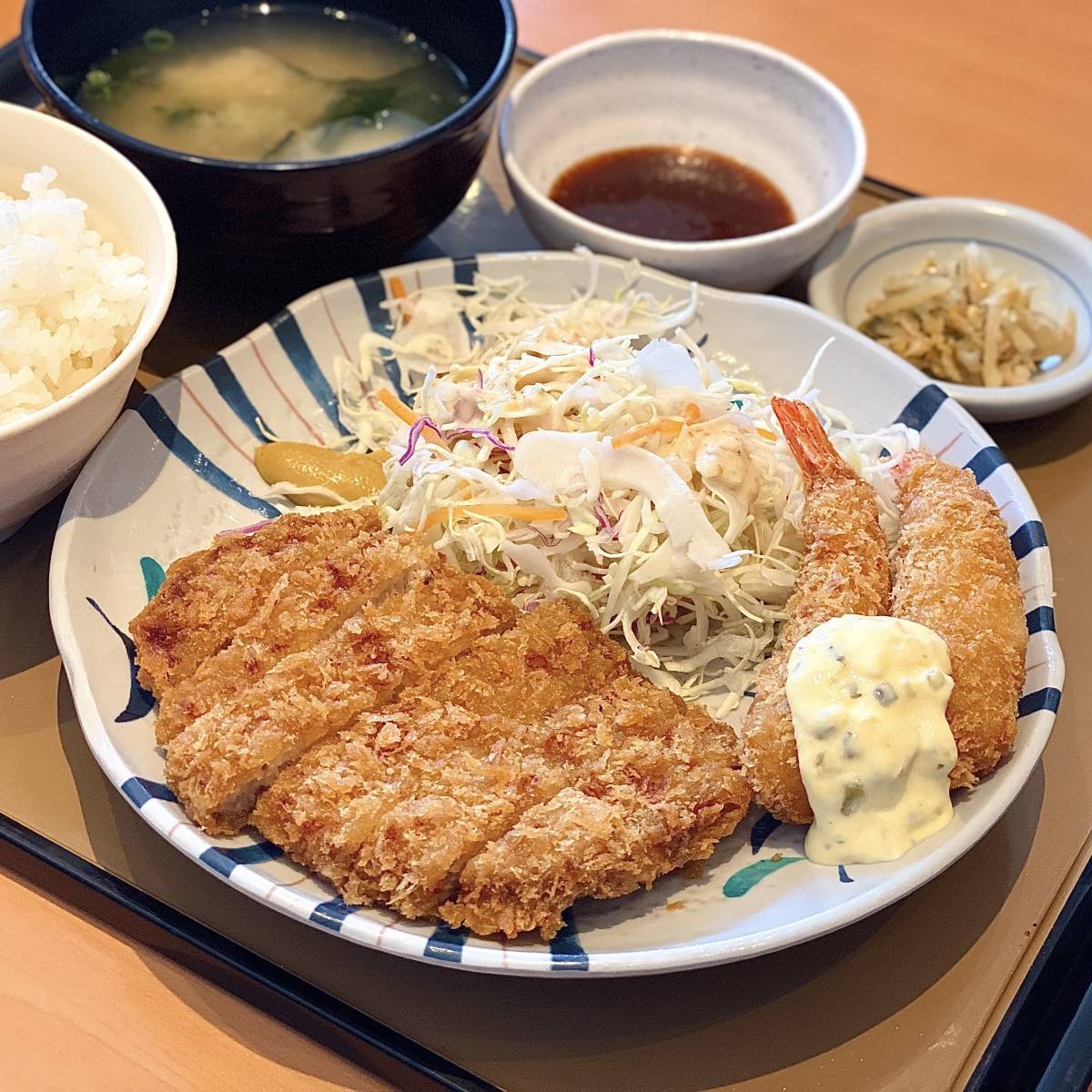 やよい軒の「ロースとんかつとエビフライの定食」