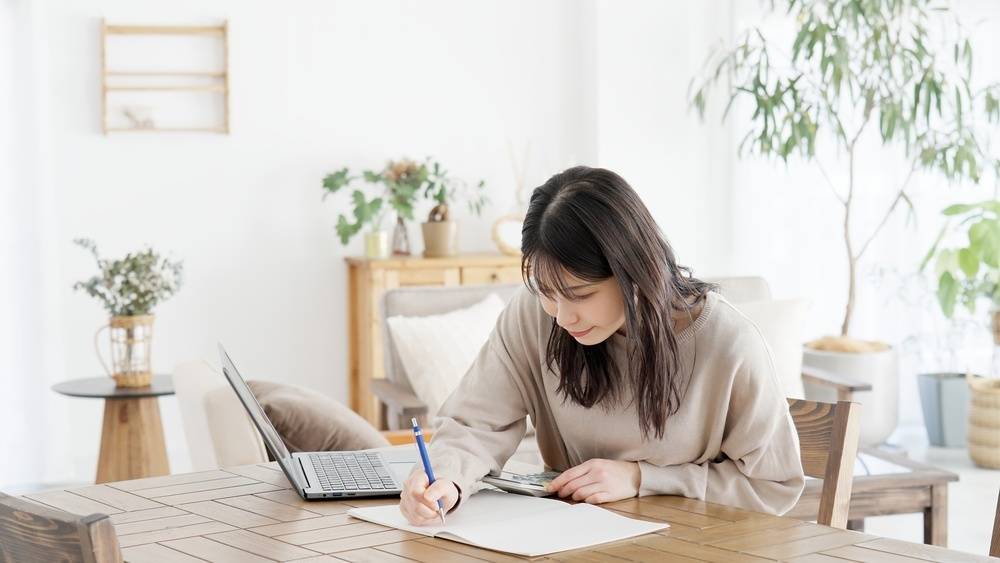 勉強する女性