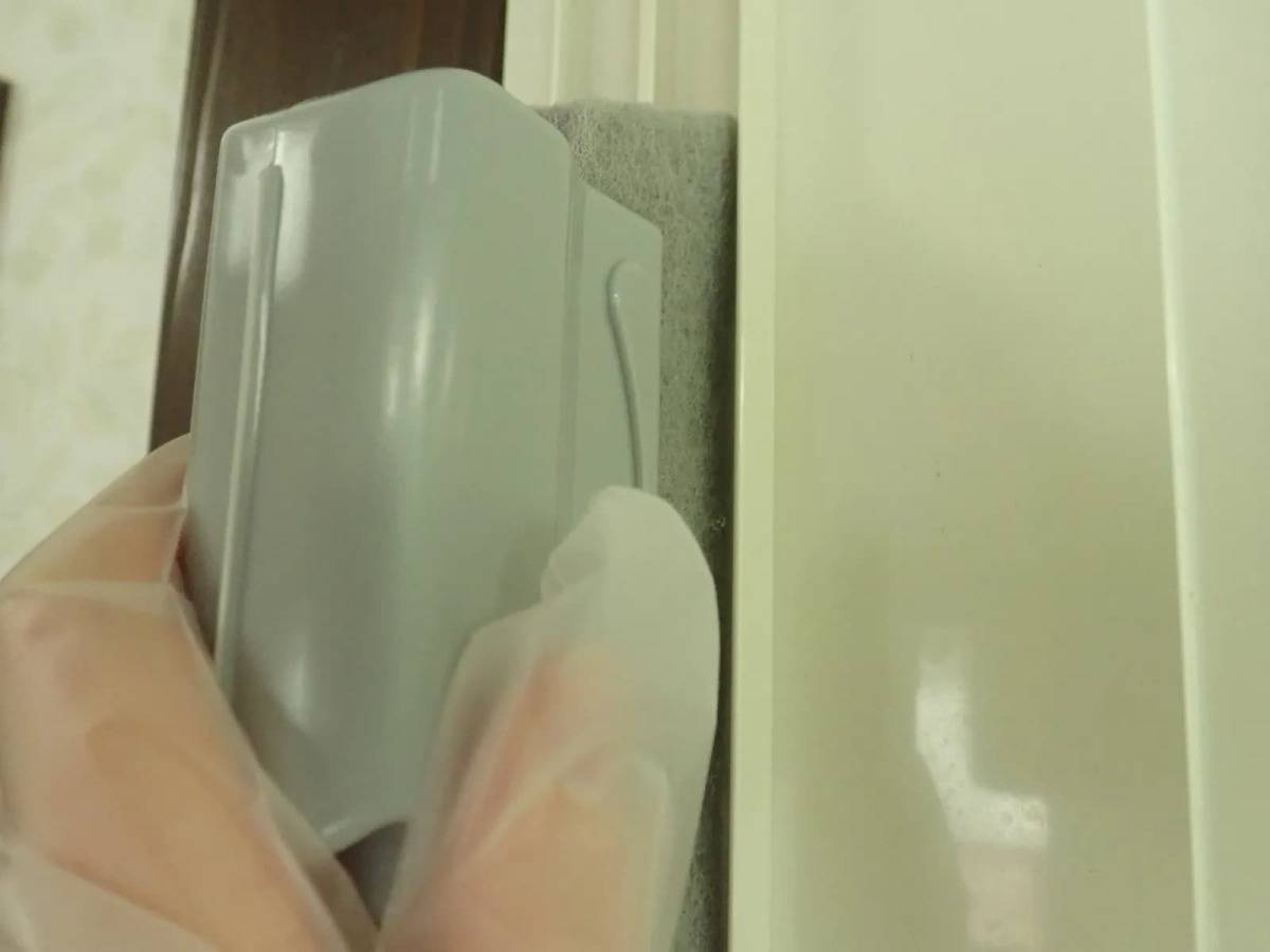 ダイソーサッシすきま用ブラシ−３
