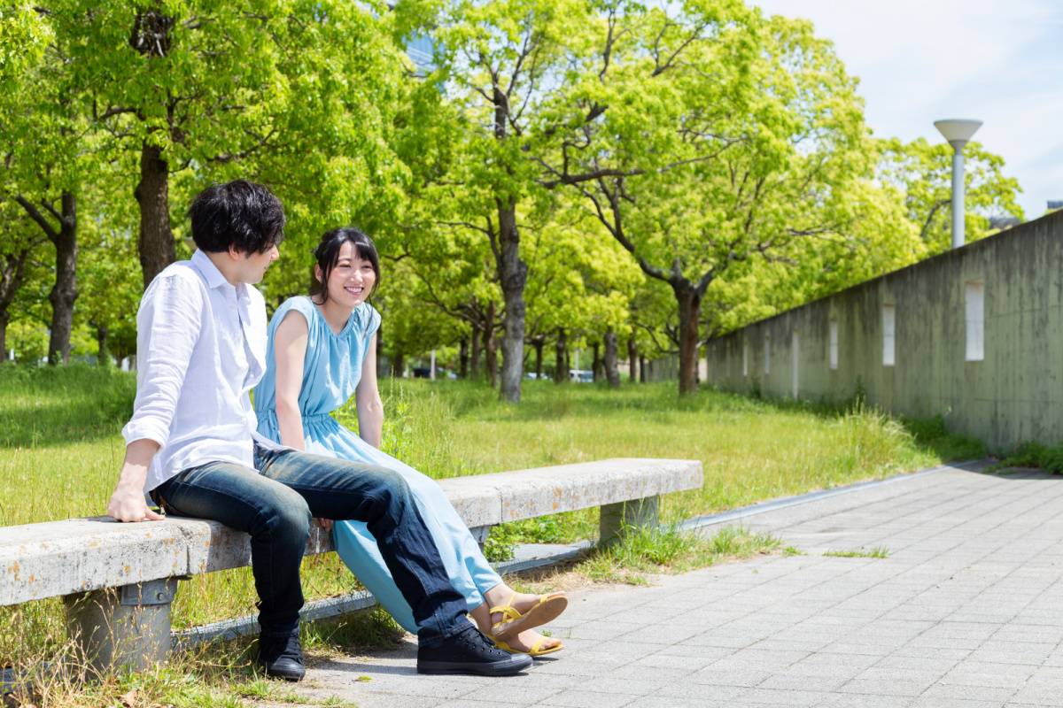 話す人