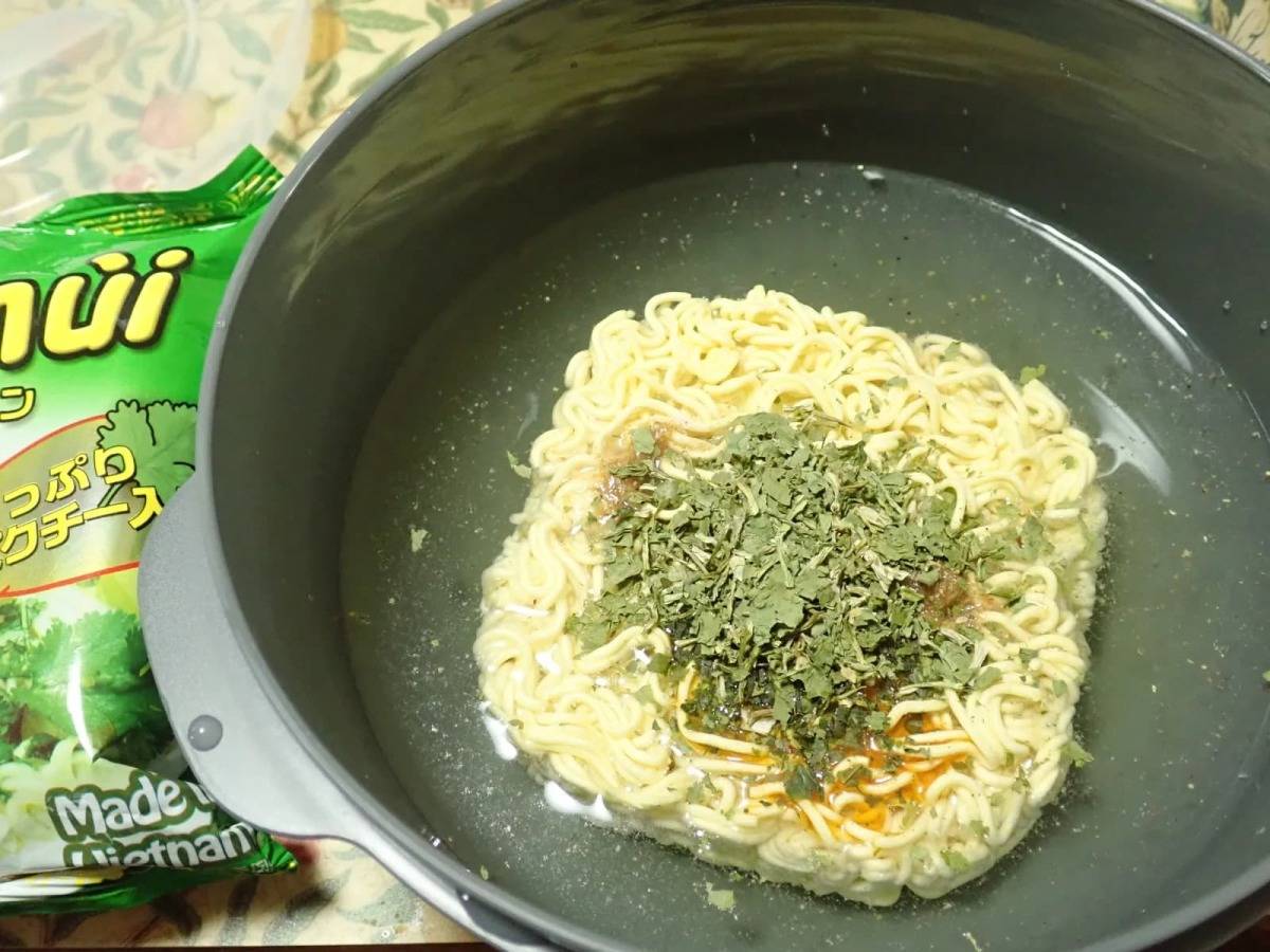 ダイソー電子レンジ調理器(ラーメン用)−３