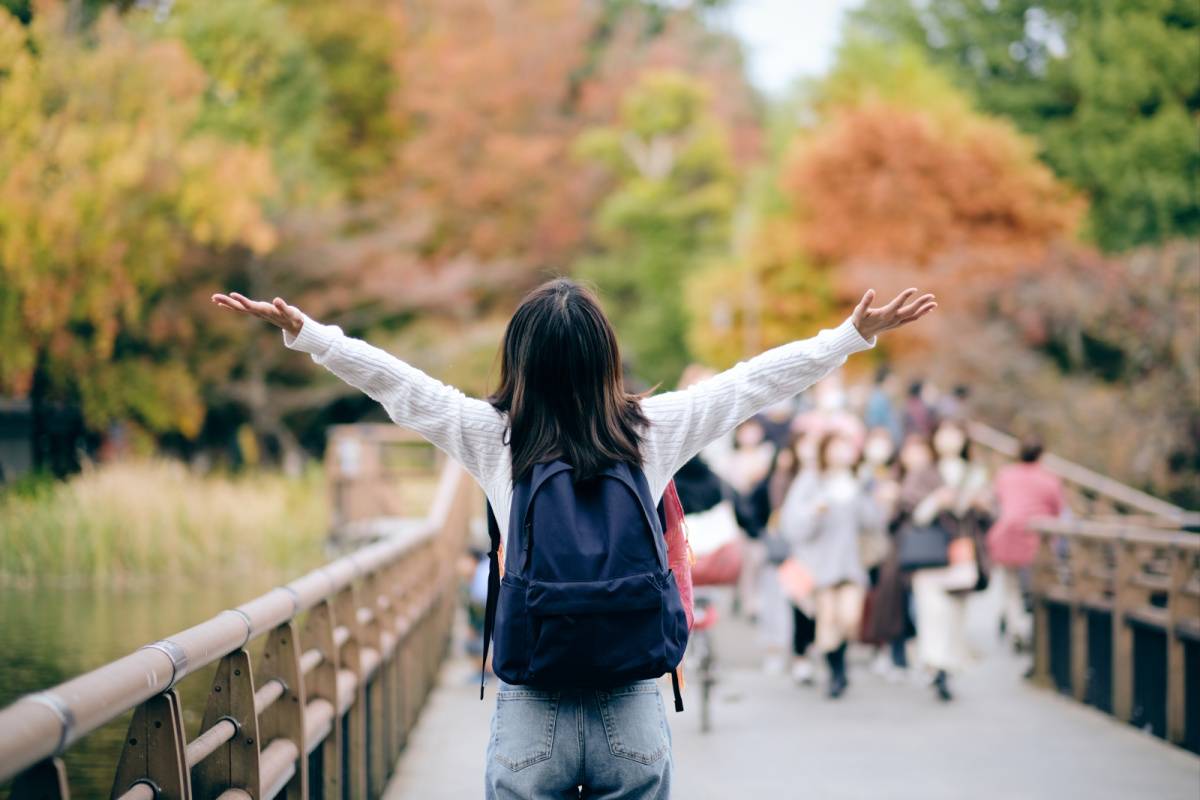 旅行をする人