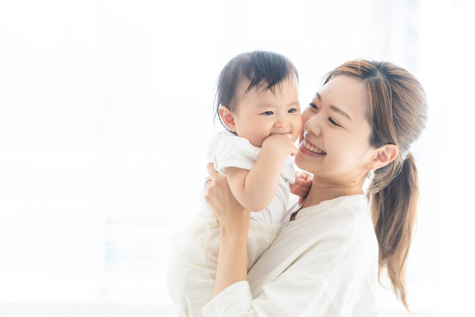 赤ちゃんを抱っこする母親 
