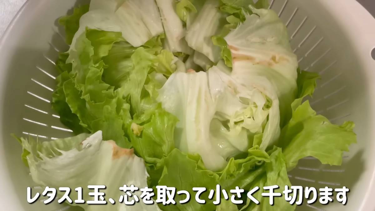 レタスを洗ってちぎる