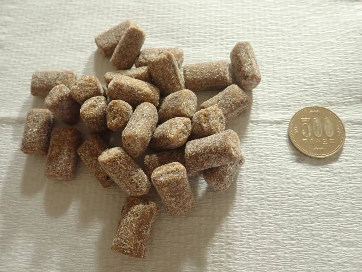 ダイソー高田屋製菓 げんこつ飴黒ごま 100g−２
