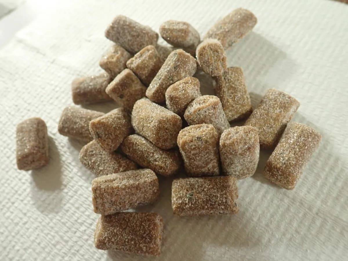 ダイソー高田屋製菓 げんこつ飴黒ごま 100g−３