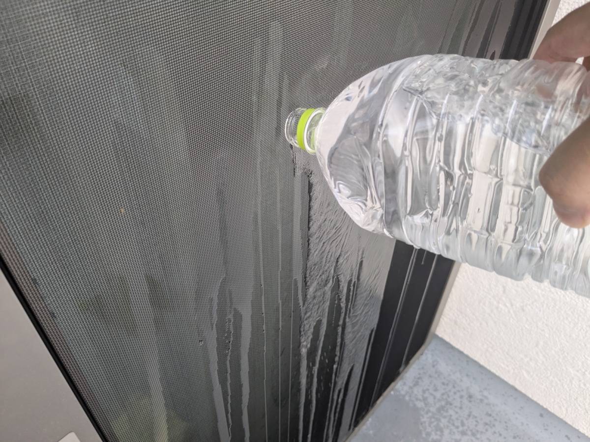 【洗剤なし】網戸を一発でピカピカにするプロの簡単お掃除術！