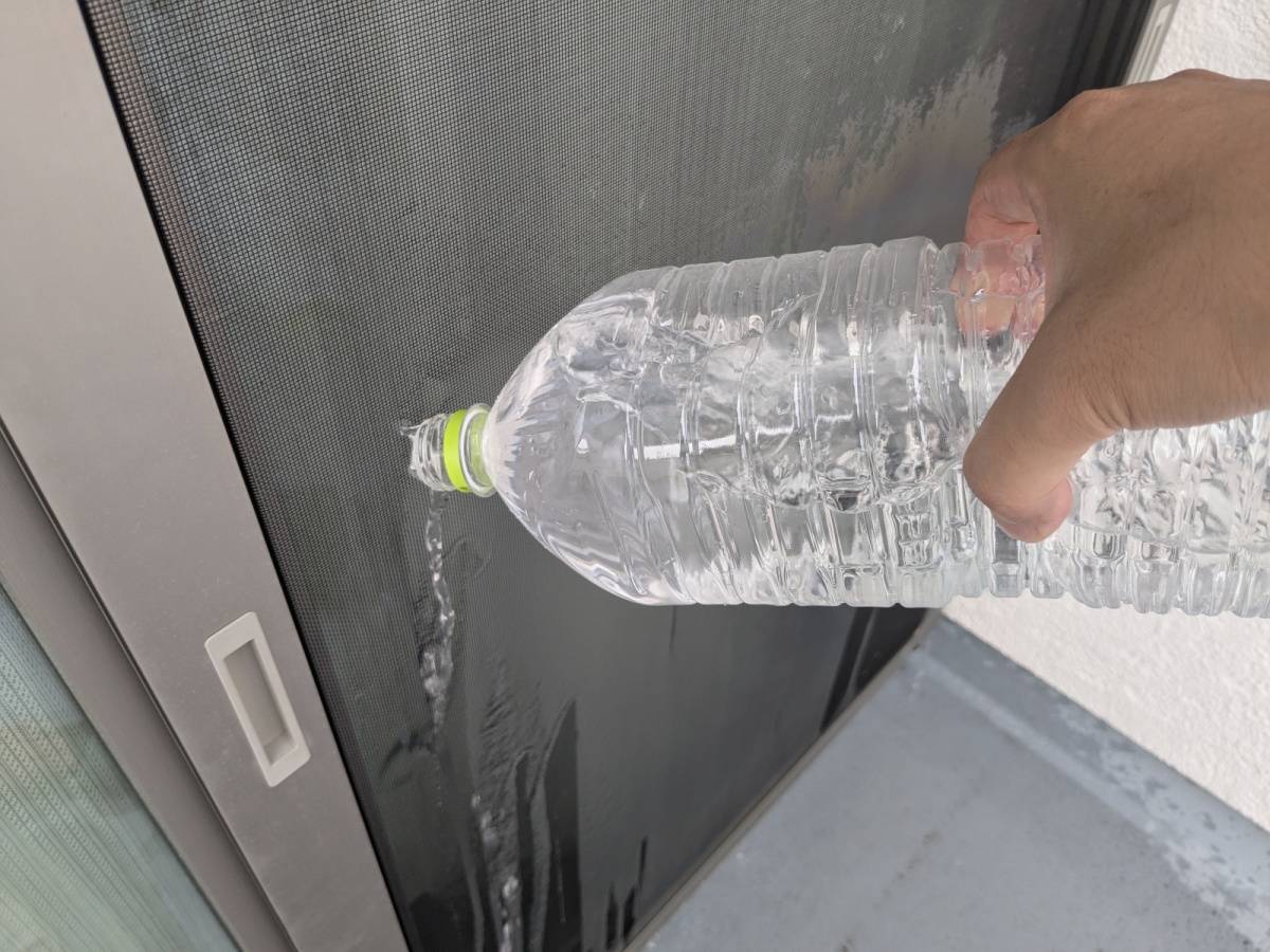 【洗剤なし】網戸を一発でピカピカにするプロの簡単お掃除術！