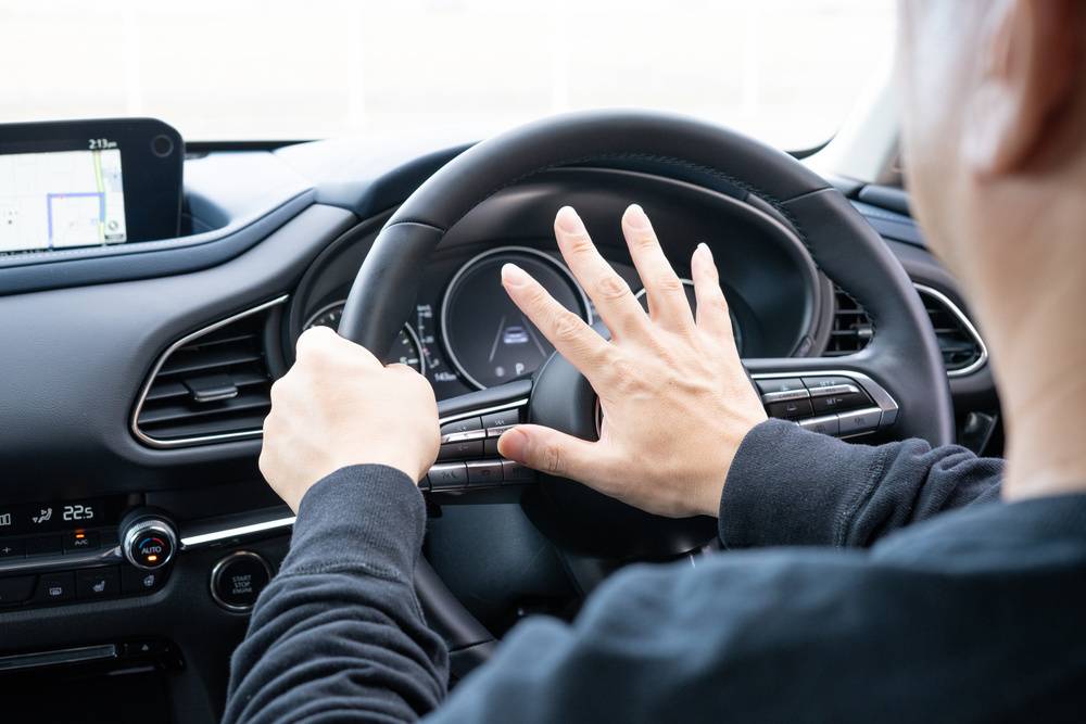 車運転する人