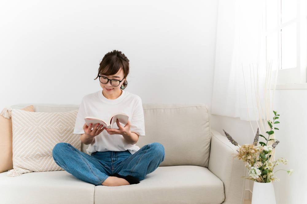 読書する女性
