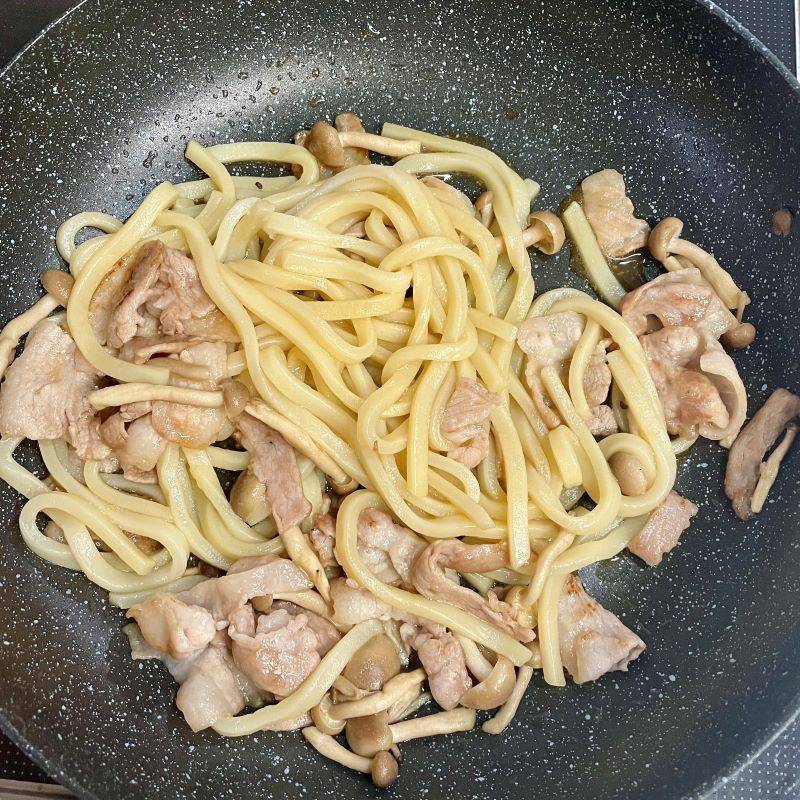 テーブルマーク公式の「豚バラしょうが焼きうどん」のレシピ