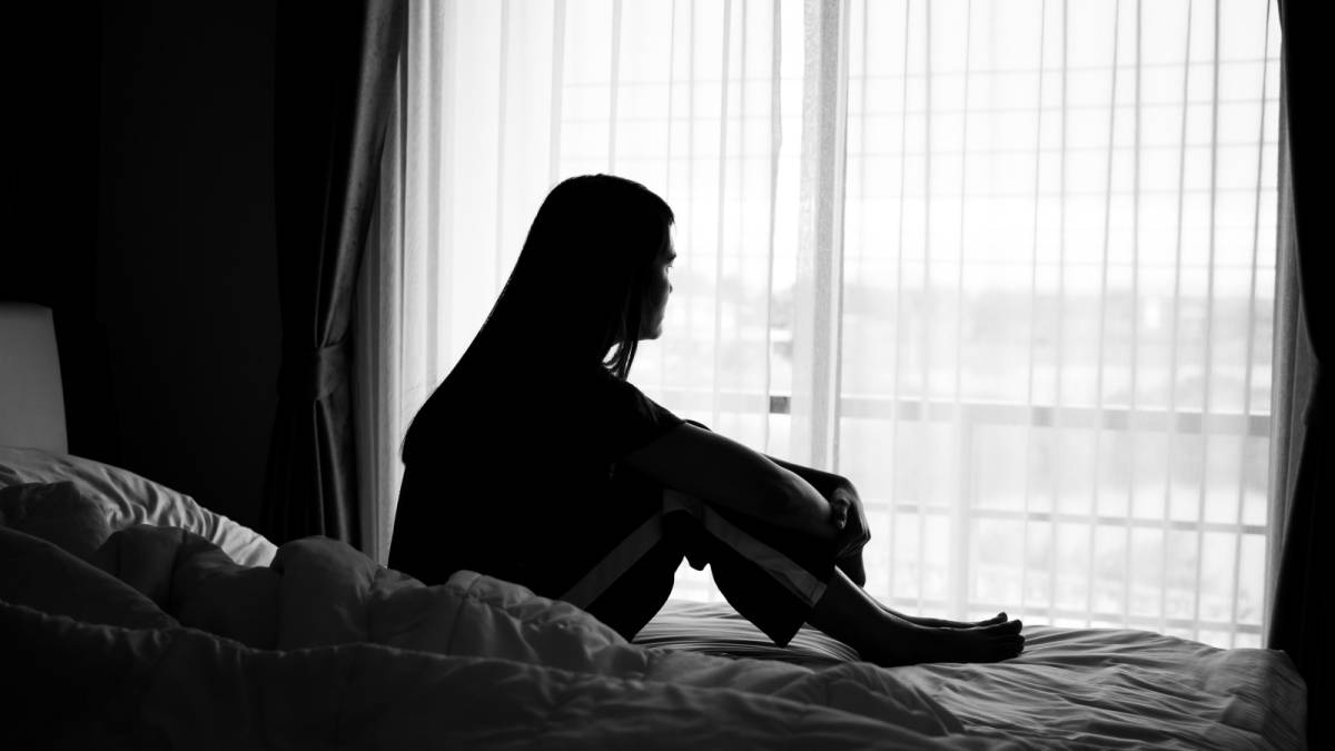 ベッドの上に座る女性