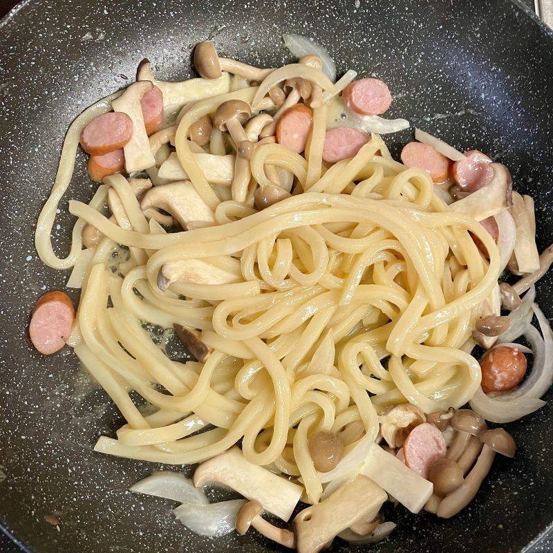 テーブルマーク公式の「きのこのマヨポンうどん」のレシピ