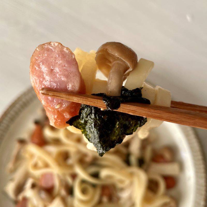 テーブルマーク公式の「きのこのマヨポンうどん」のレシピ
