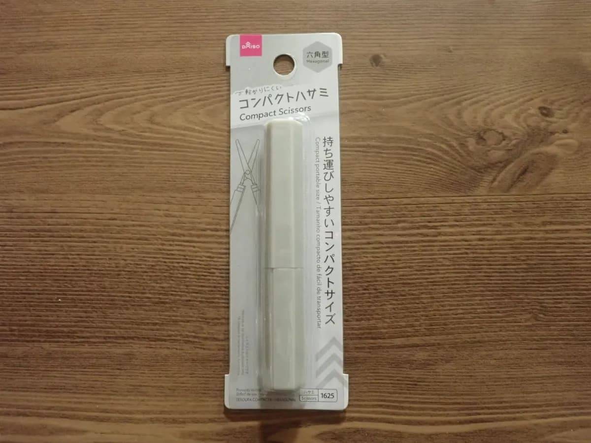 ダイソーコンパクトハサミ(六角型、グレー)−１