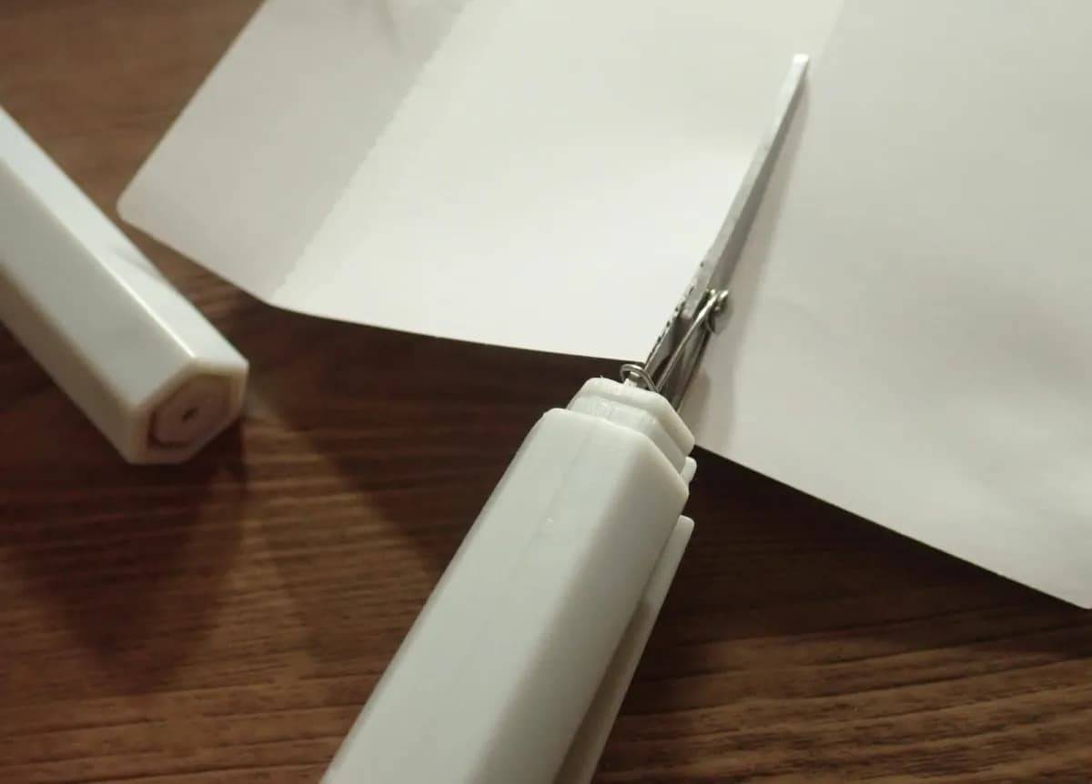 ダイソーコンパクトハサミ(六角型、グレー)−３