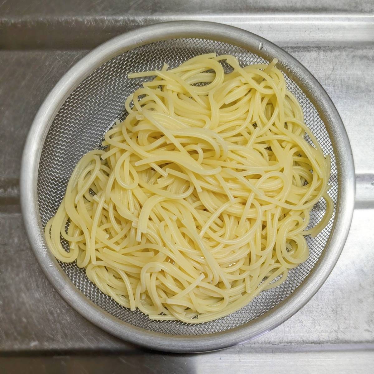 くらこん公式の「つぶ塩こんぶでツナパスタ」のレシピ
