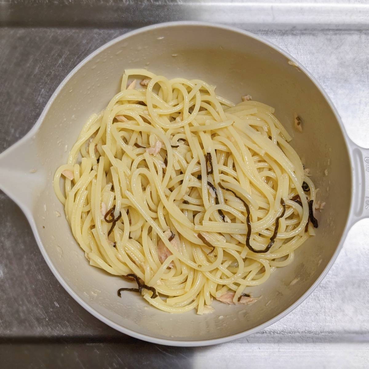 くらこん公式の「つぶ塩こんぶでツナパスタ」のレシピ