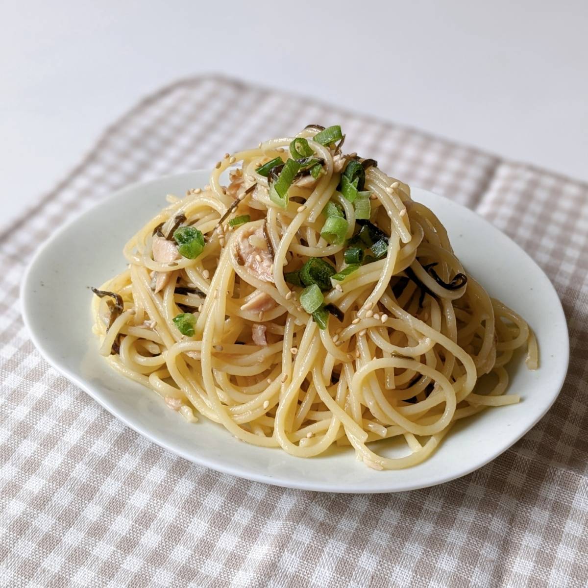 くらこん公式の「つぶ塩こんぶでツナパスタ」のレシピ